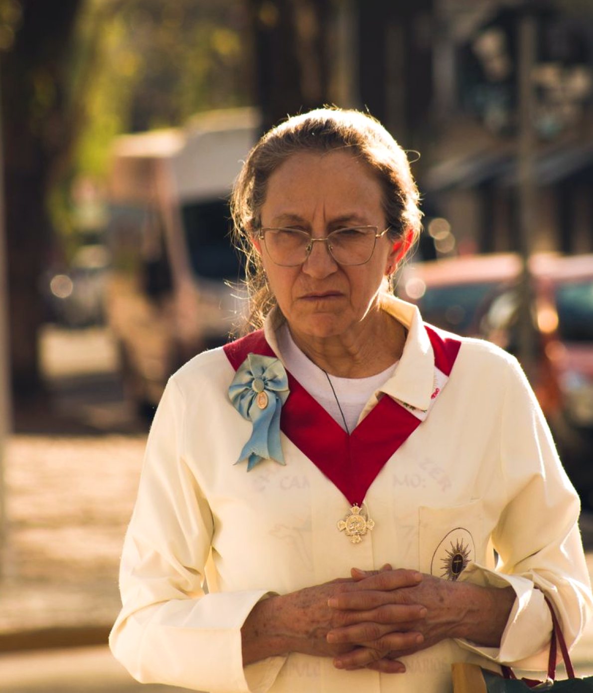 Retratos en primavera: qué cambia al fotografiar a vecinos en la calle